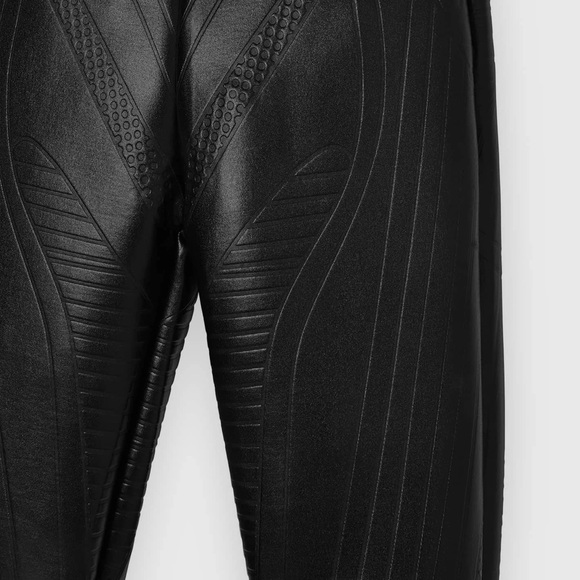 Black Debossed Contour Leggings - Picture 4 of 7